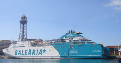 Veerboot van Baleària in de haven van Barcelona, op weg naar Ibiza