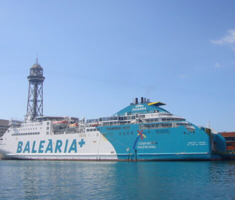 Veerboot van Baleària in de haven van Barcelona, op weg naar Ibiza