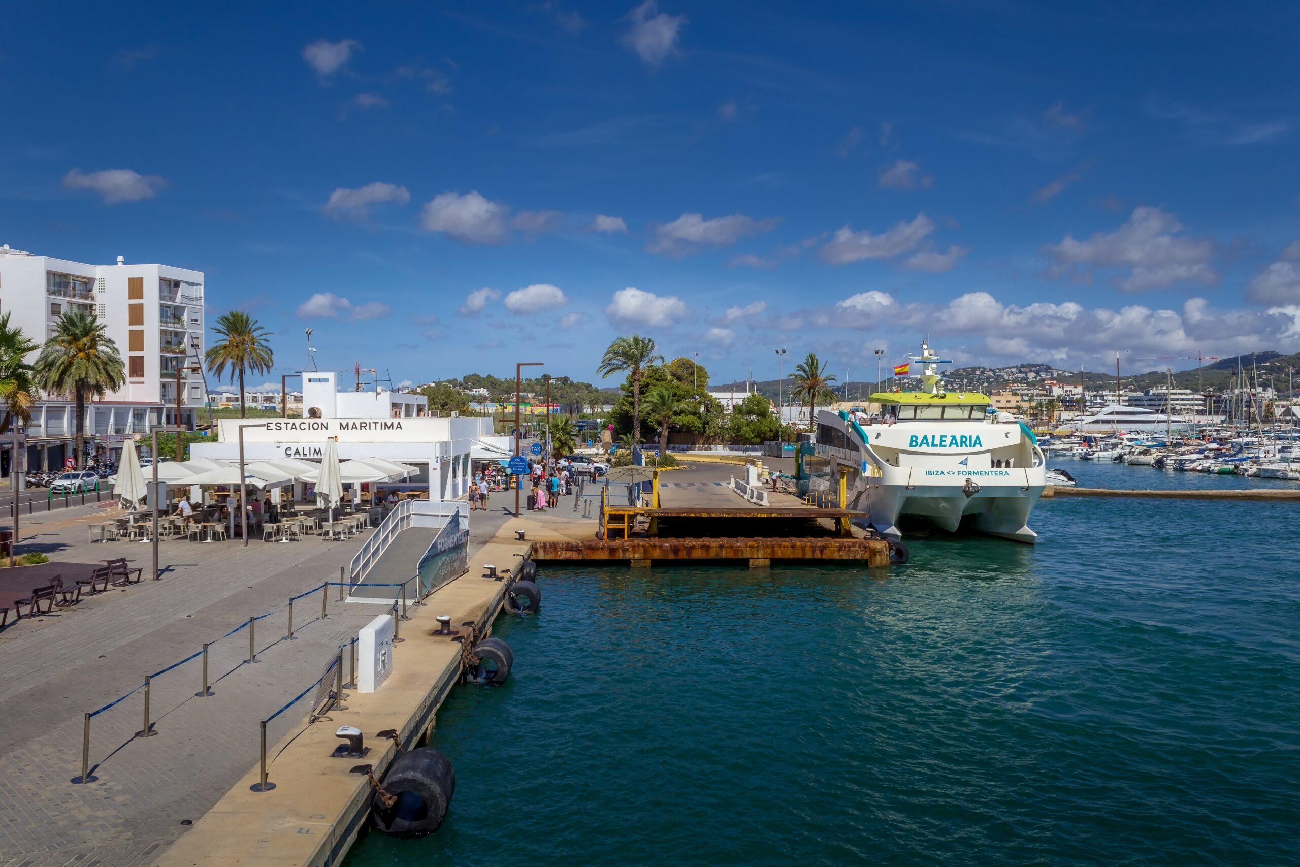 Met de auto naar Ibiza: overtocht, kosten en zomerregel 1 Estació Marítima in de haven van Ibiza-stad