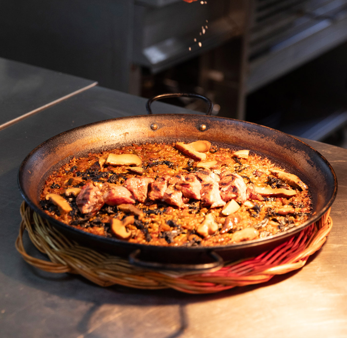 Pan met zwarte rijst (arroz negra) bij Mhares Sea Club