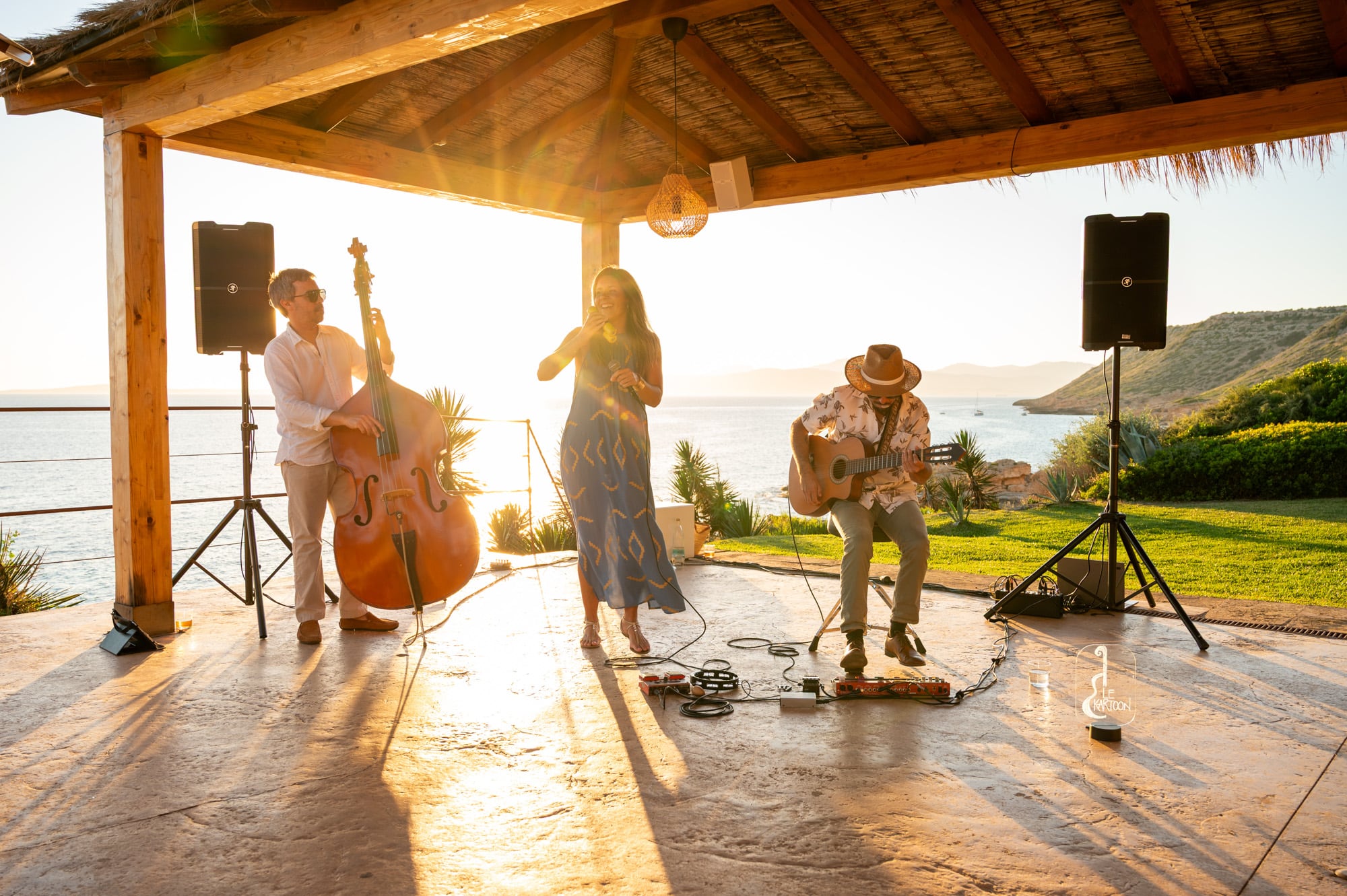 Livemuziek onder de pergola bij Mhares Sea Club met zee op de achtergrond