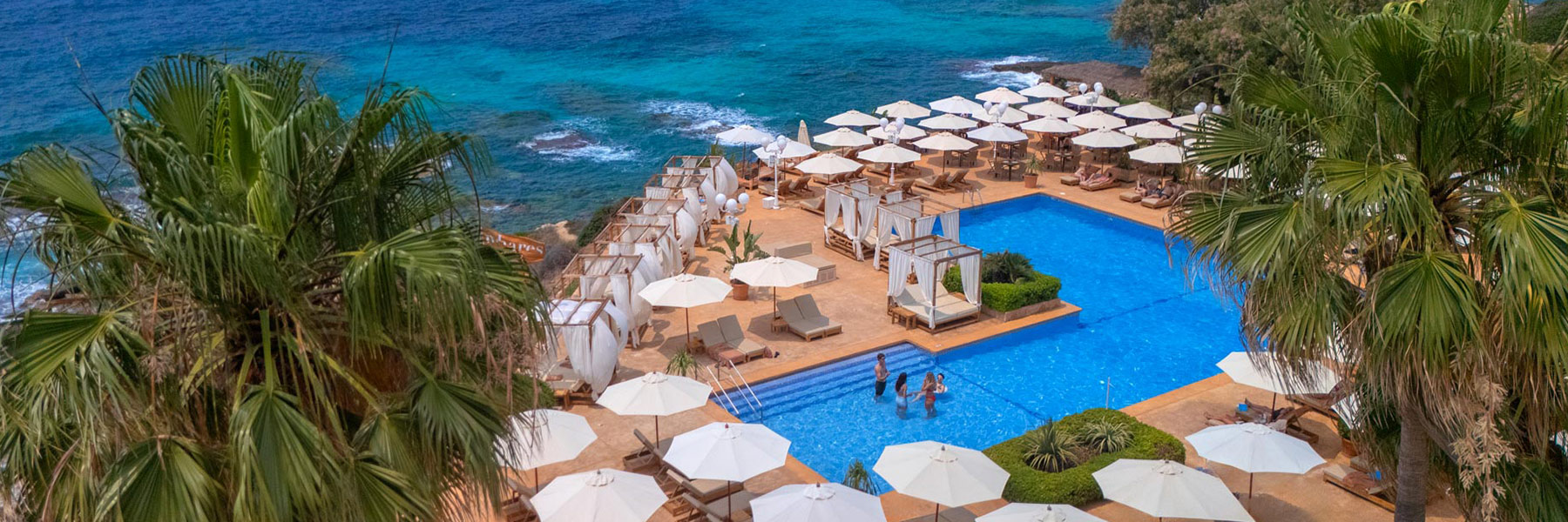 Luchtfoto van het terras en zwembad van Mhares Sea Club aan de kust