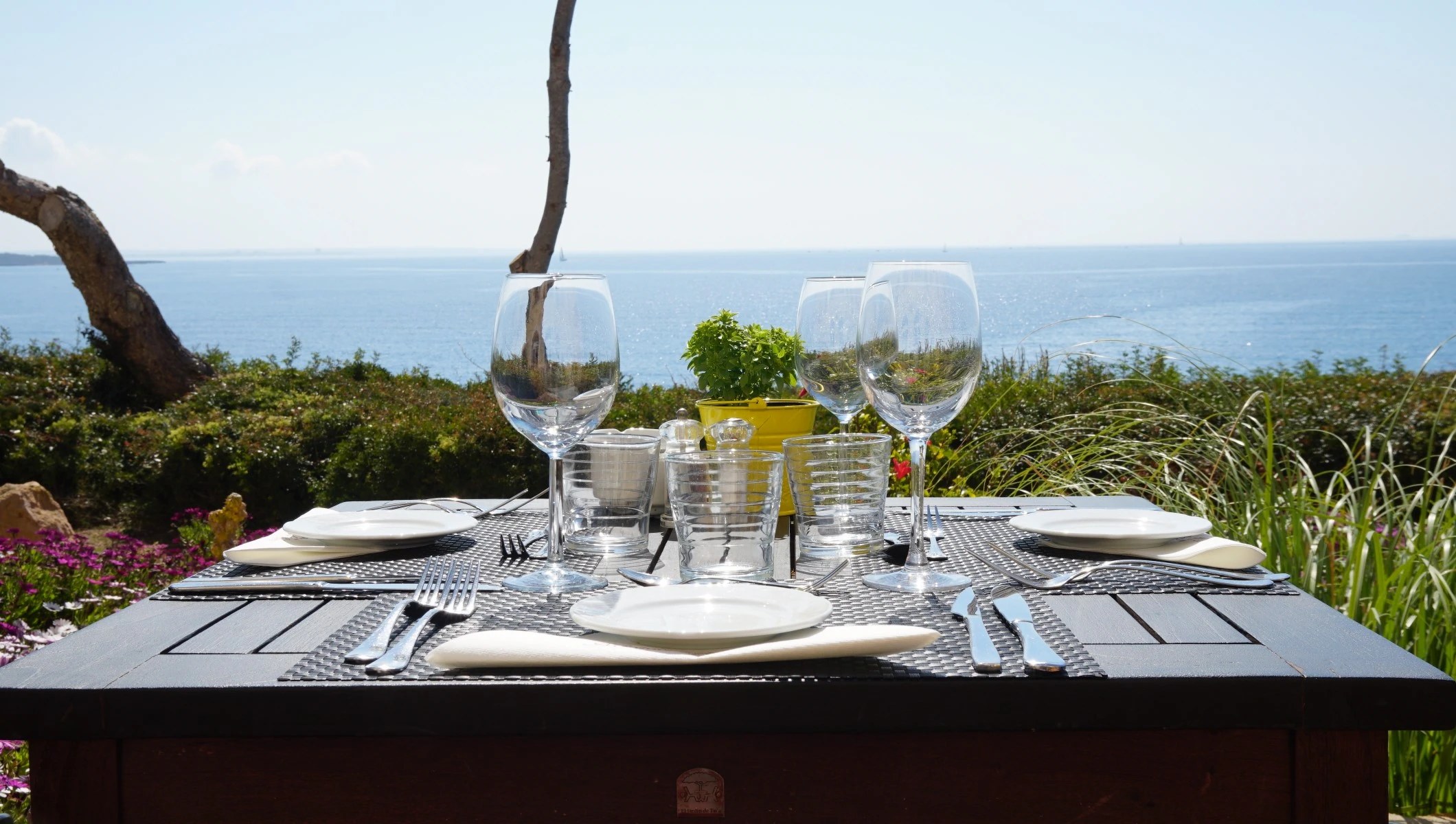 Gedekte tafel met wijnglazen op het terras van Mirador de Cabrera met zeezicht