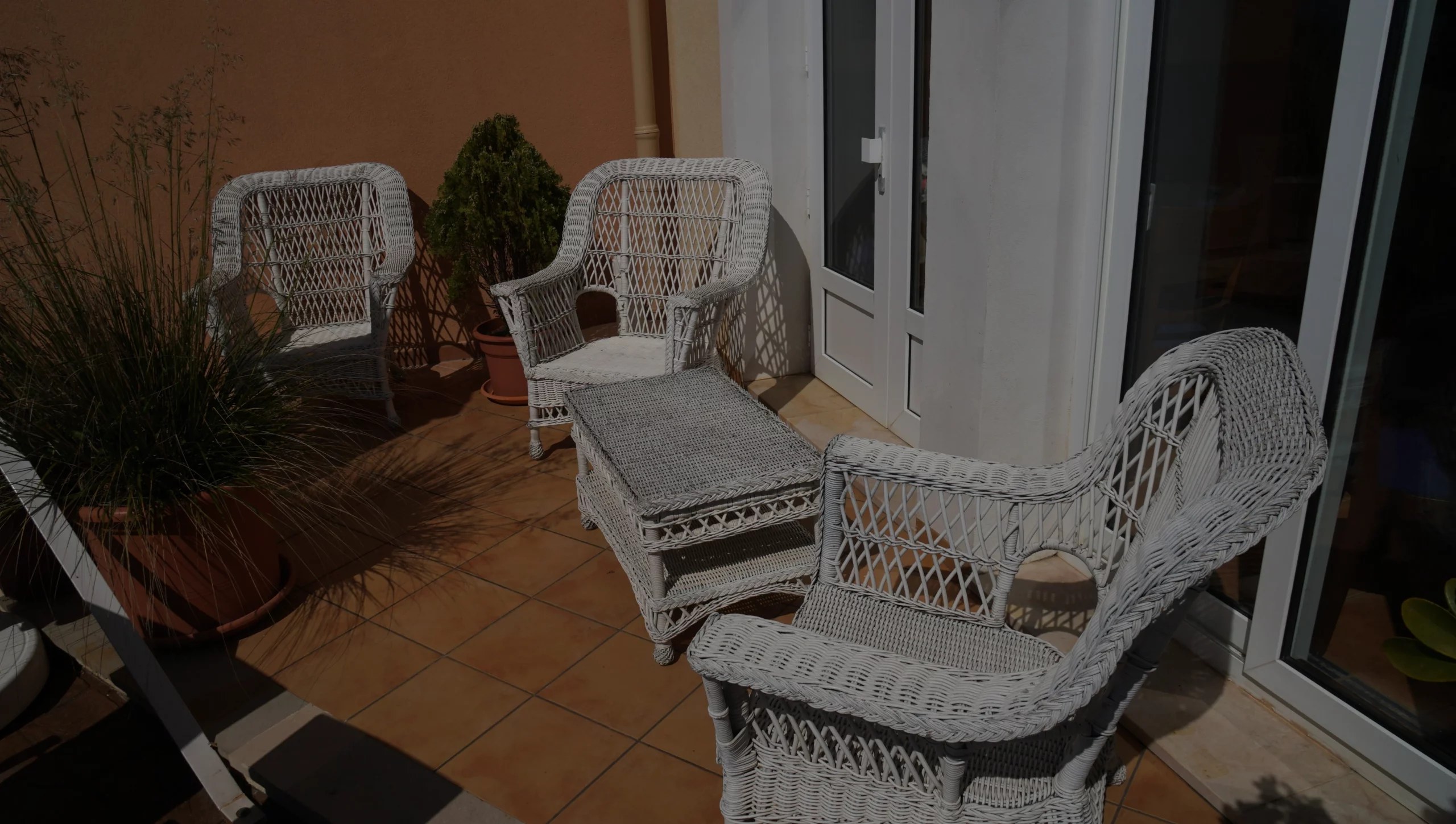 Loungehoek met witte fauteuils op het terras van Mirador de Cabrera