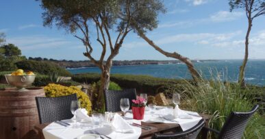Gedekte tafel op het terras van Mirador de Cabrera met de zee en Cabrera op de achtergrond