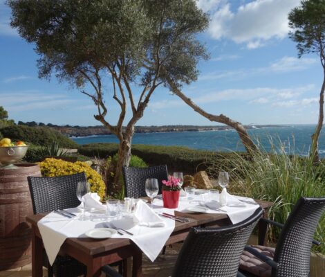 Gedekte tafel op het terras van Mirador de Cabrera met de zee en Cabrera op de achtergrond