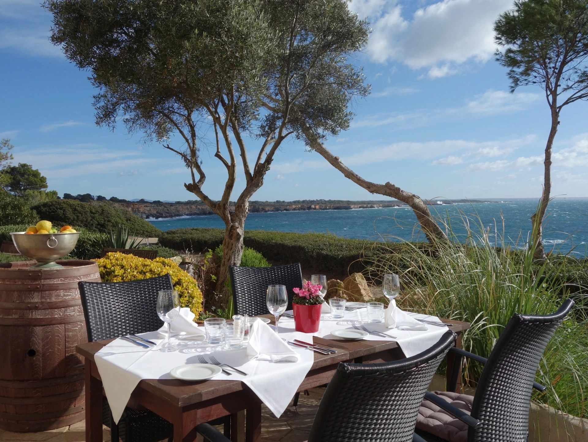 Gedekte tafel op het terras van Mirador de Cabrera met de zee en Cabrera op de achtergrond