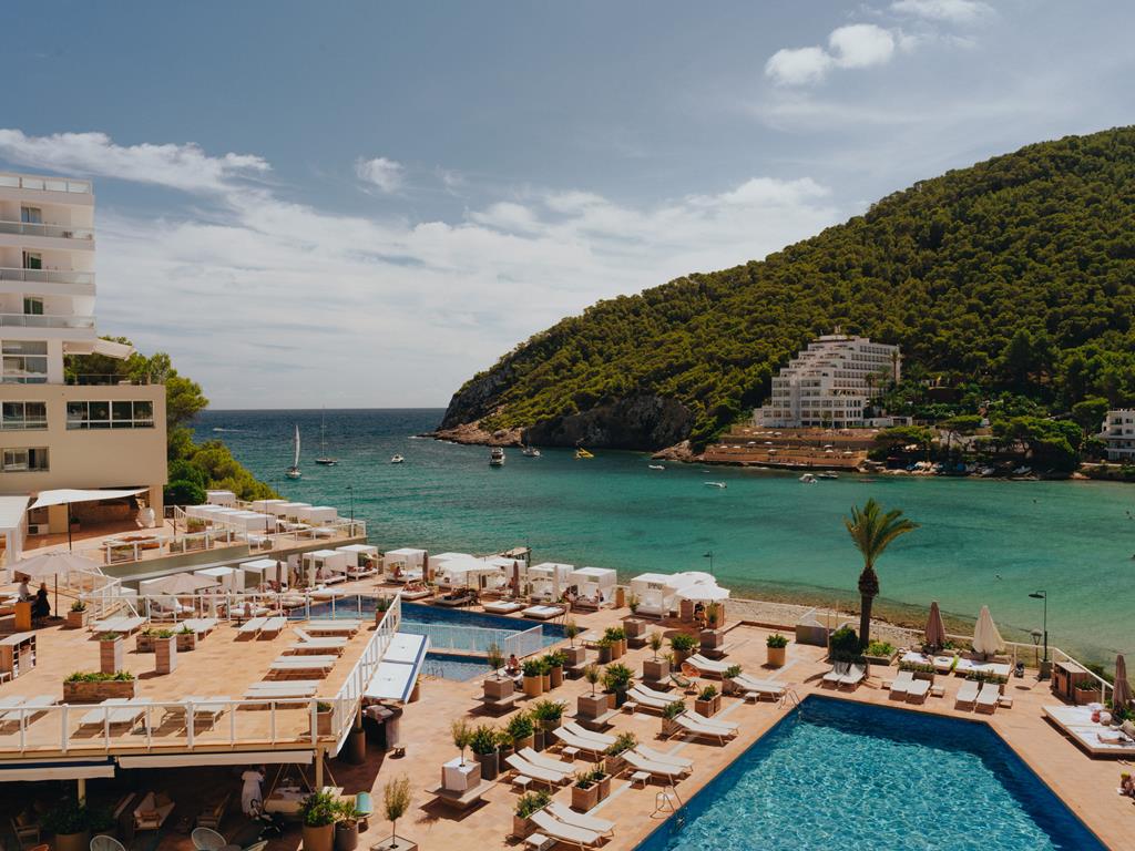 Mondrian Ibiza: designhotel boven Cala Llonga 2 Mondrian Ibiza op Ibiza
