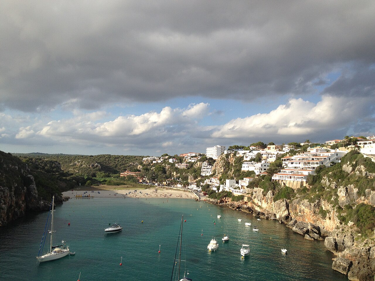 Cala en Porter op Menorca, het strand diep in de inham tussen de kliffen