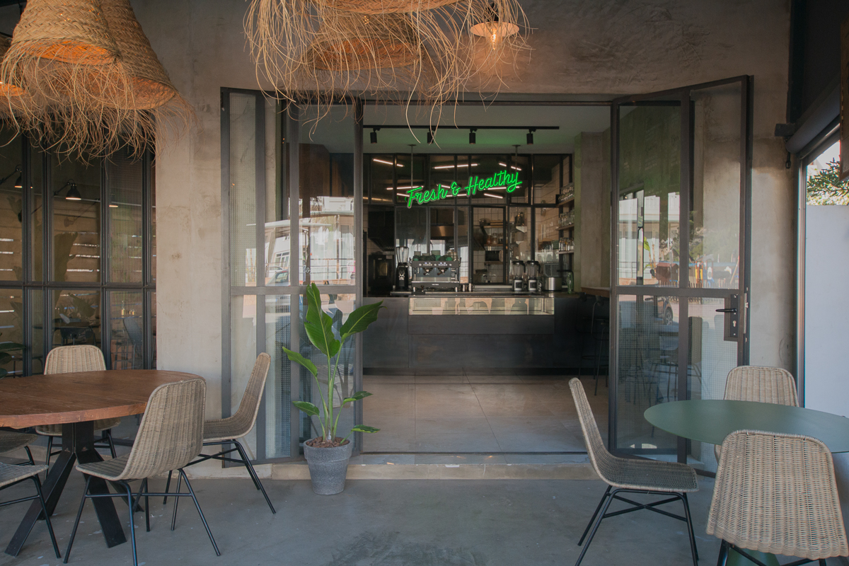 De ingang en toonbank van Moos in Cala Llonga met stoelen ervoor