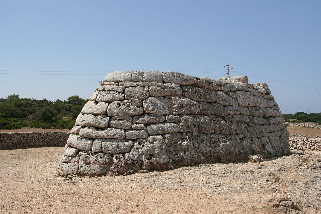 Naveta des Tudons Menorca: prehistorisch graf aan de Me-1 2 Naveta des Tudons Menorca, foto 1
