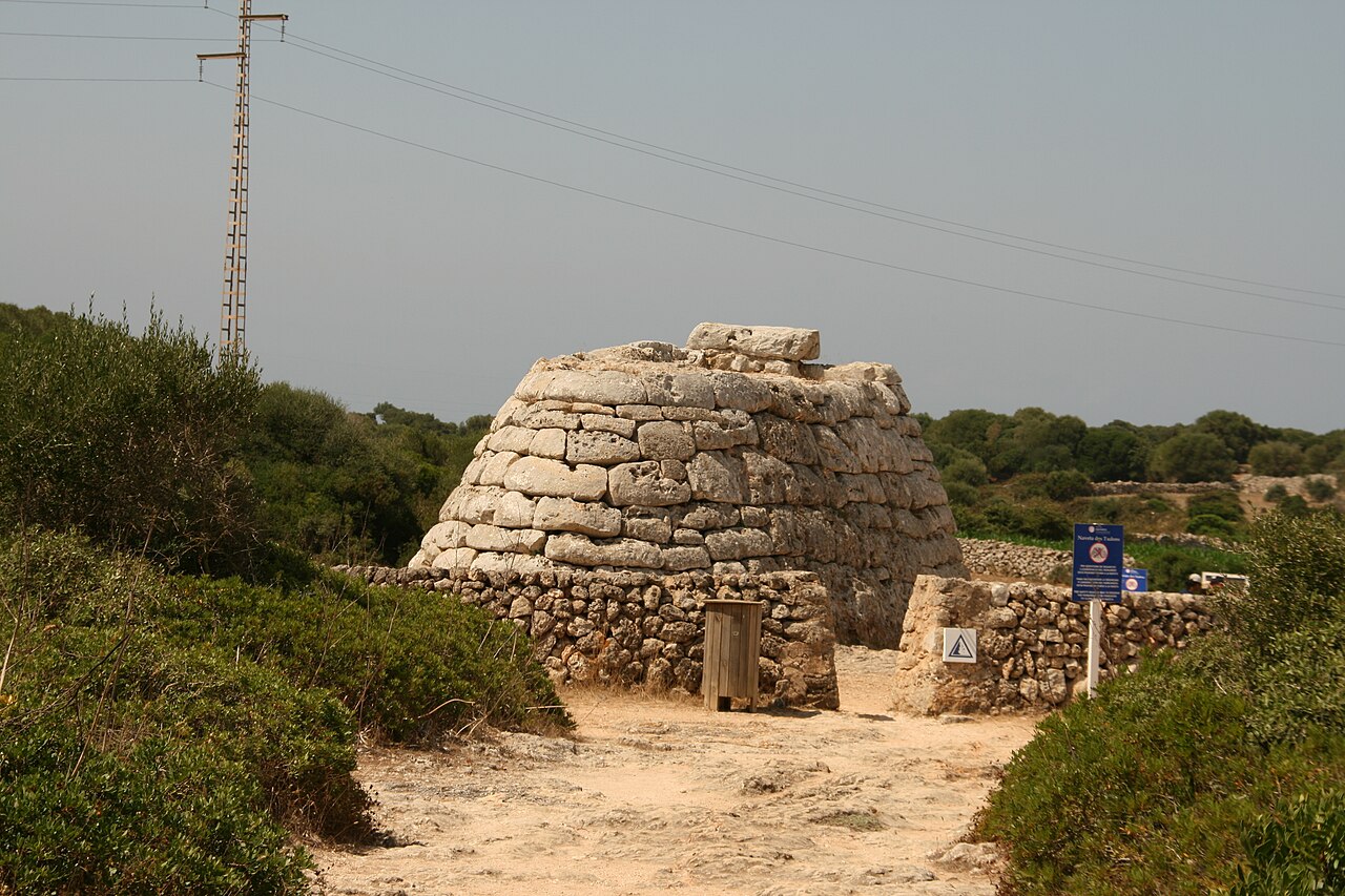 Naveta des Tudons Menorca: prehistorisch graf aan de Me-1 3 Naveta des Tudons Menorca, foto 2