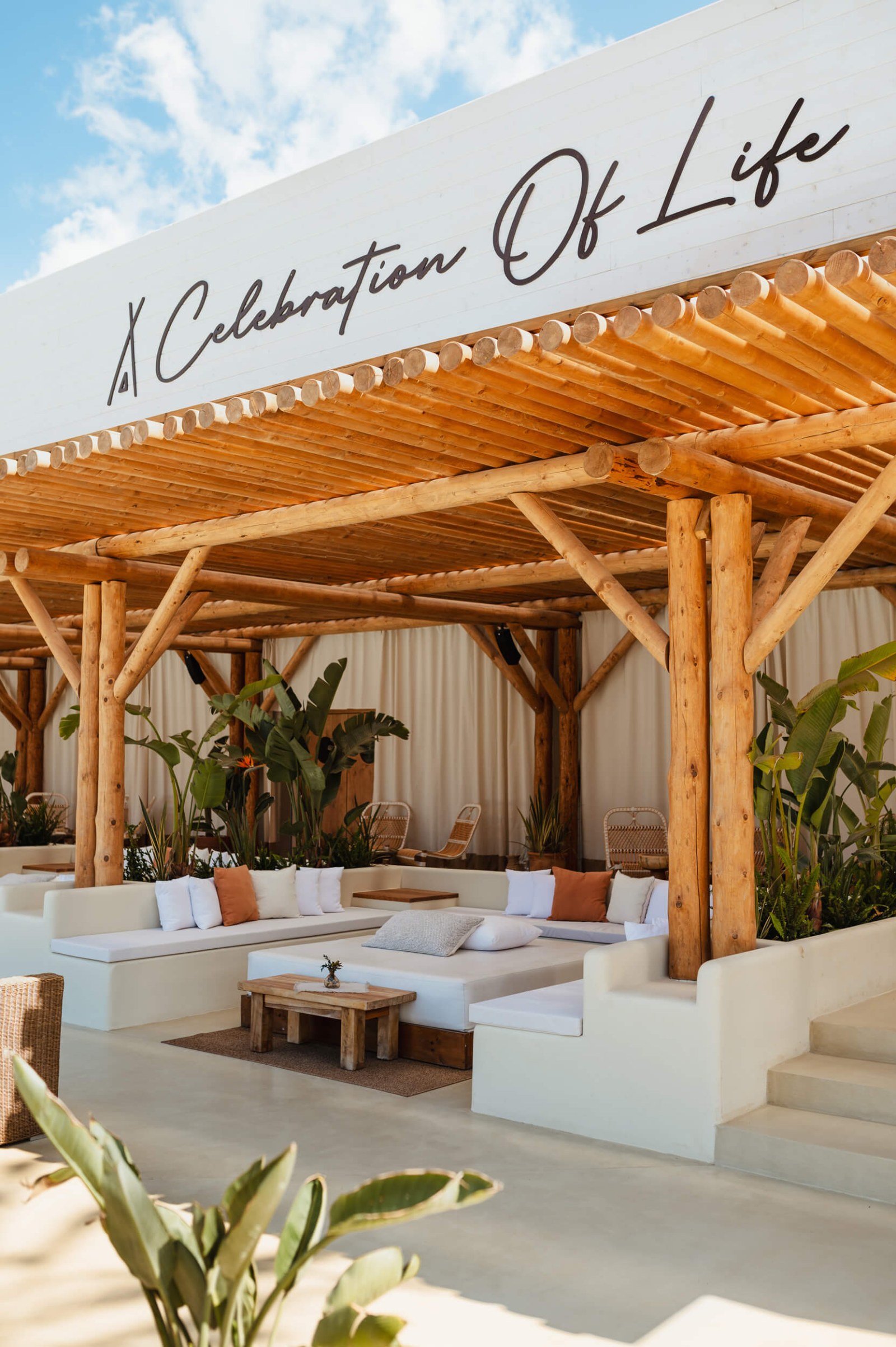 Witte cabana met loungebanken bij Nikki Beach Ibiza