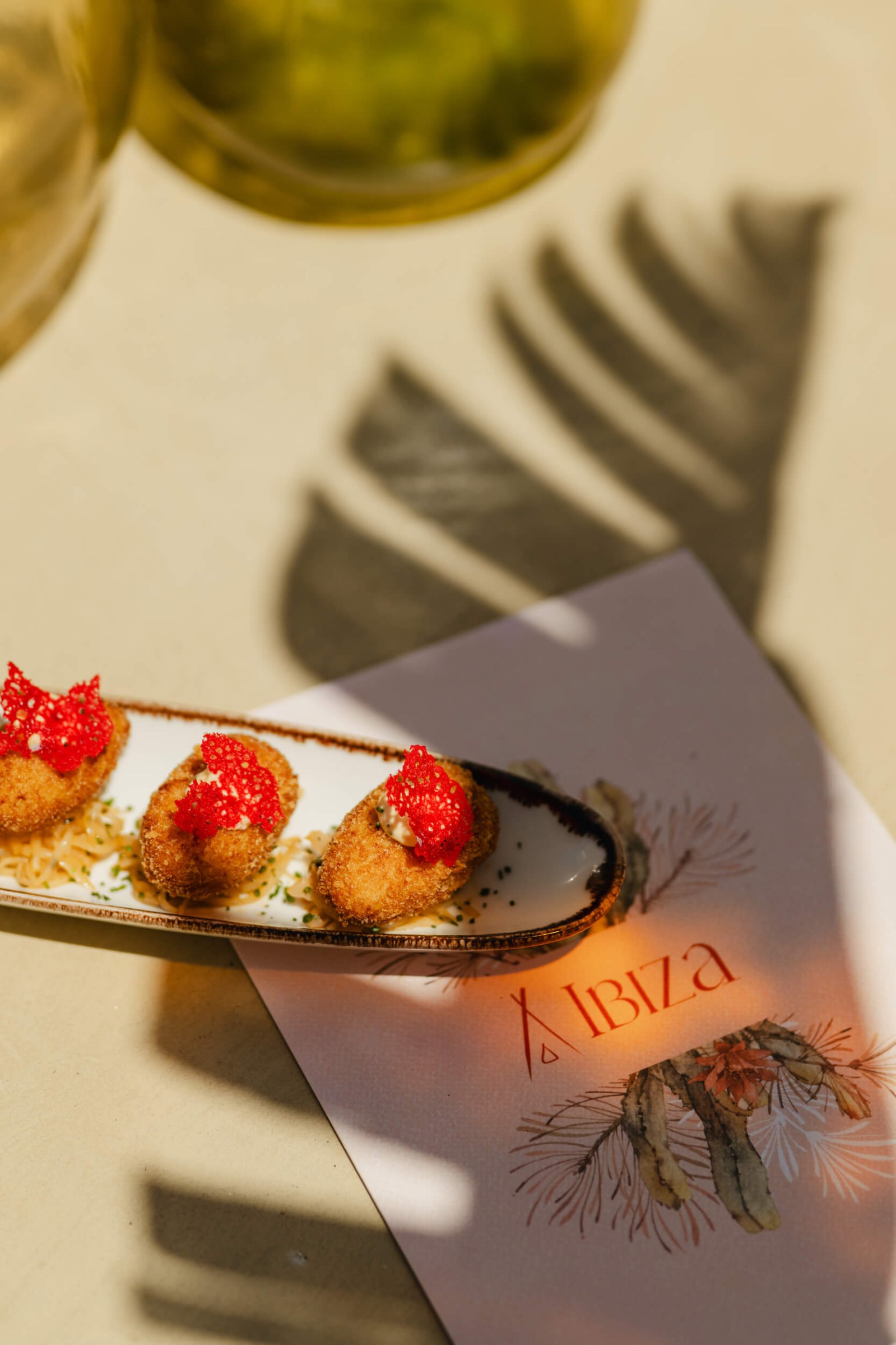 Kleine gerechten naast de menukaart van Nikki Beach Ibiza