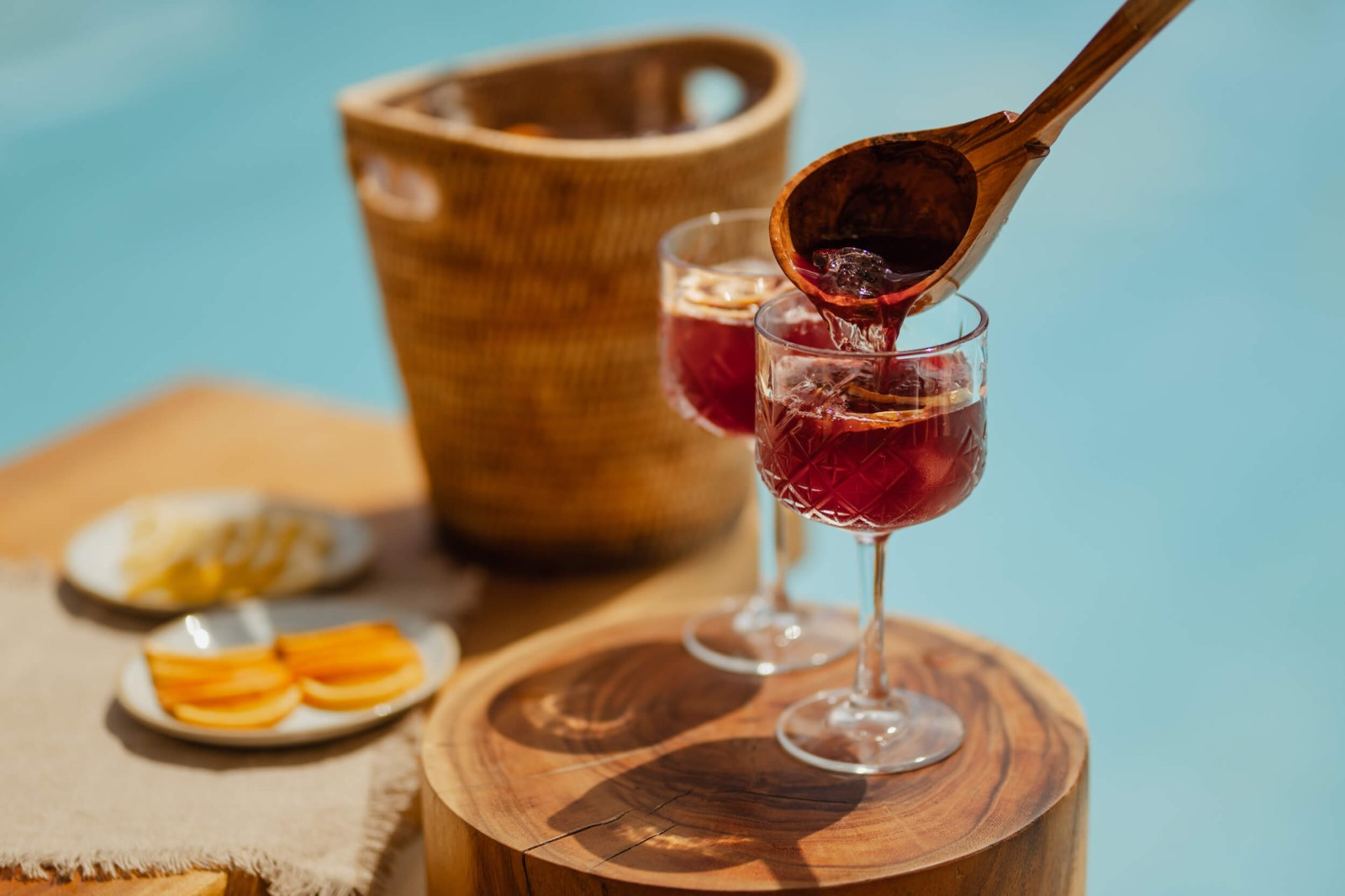 Sangria wordt aan tafel geschonken bij Nikki Beach Ibiza