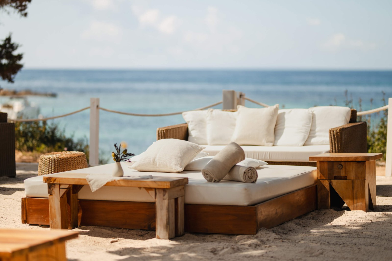 Wit strandbed aan het zand bij Nikki Beach Ibiza