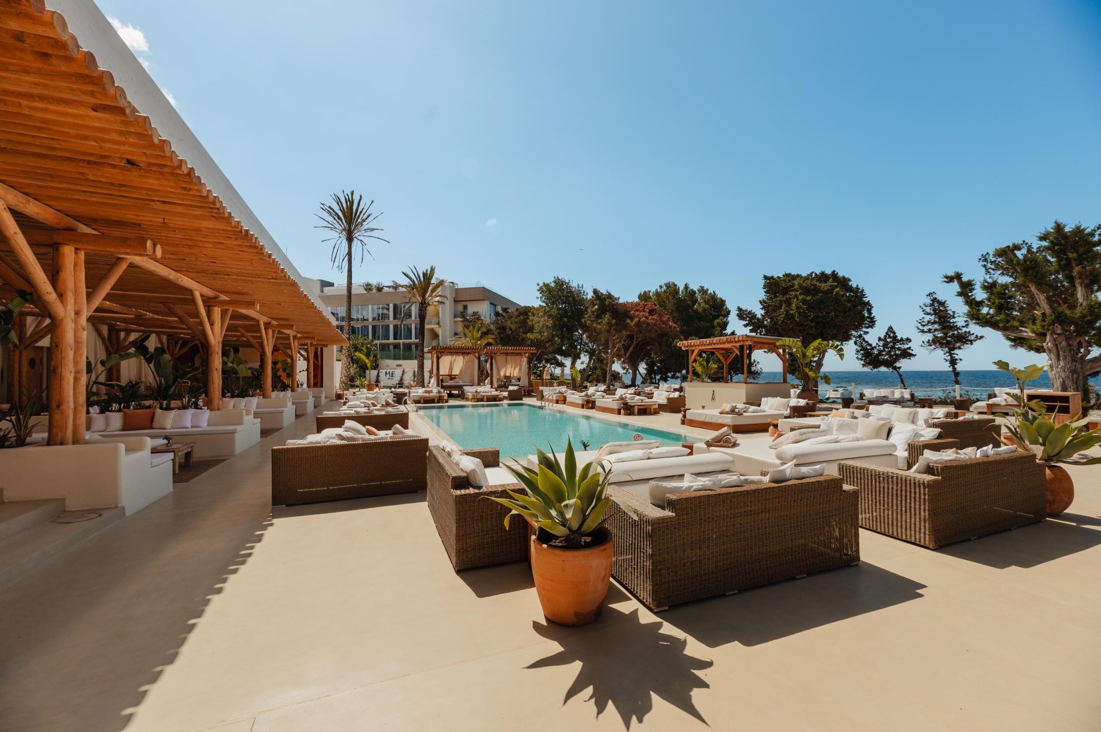 Overzicht van het zwembad en de loungers van Nikki Beach Ibiza