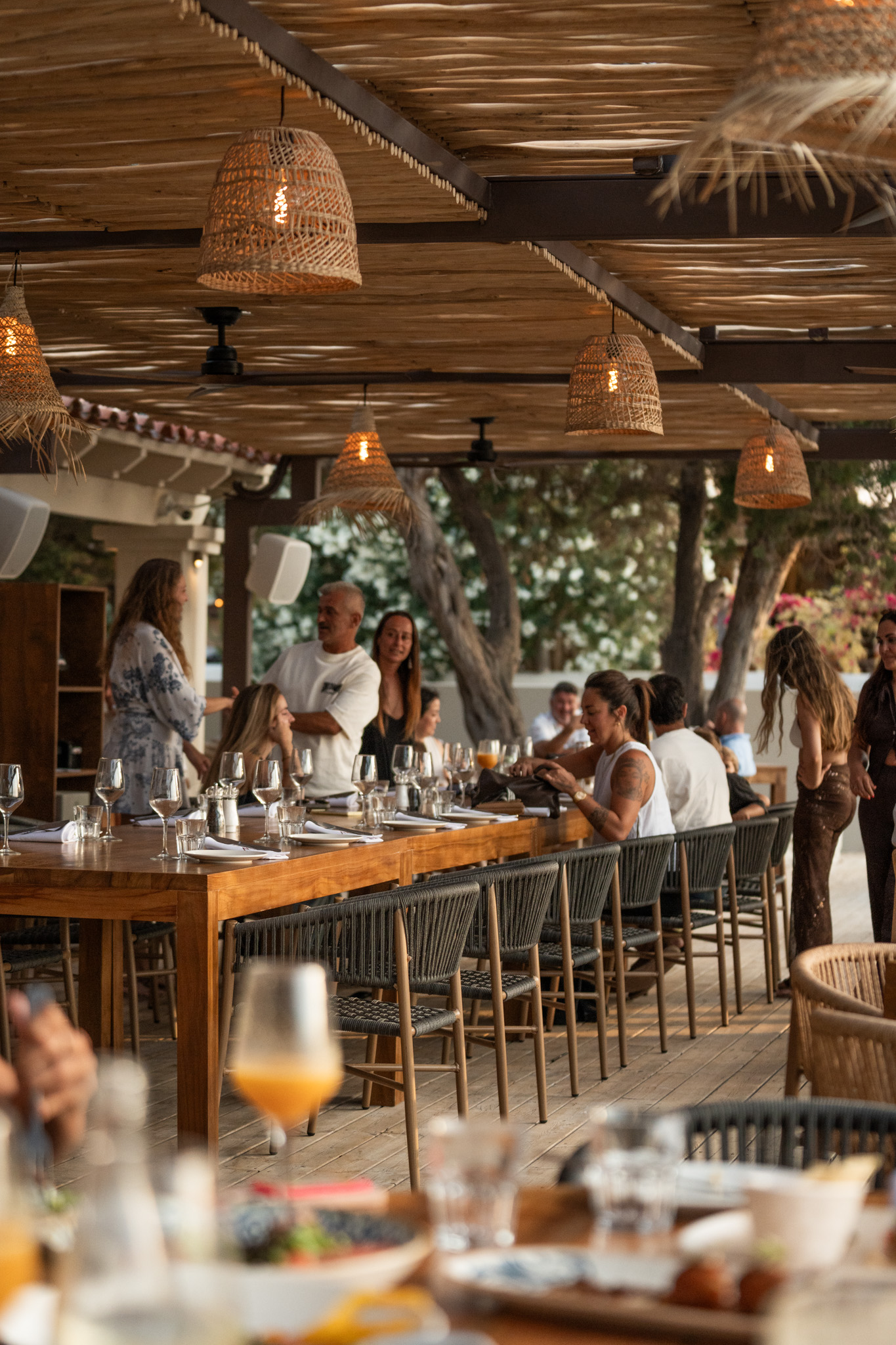 Ñora Beach Ibiza: strandrestaurant en ligbedden aan Port des Torrent 2 De open zaal en bar van Ñora Beach onder een rieten dak