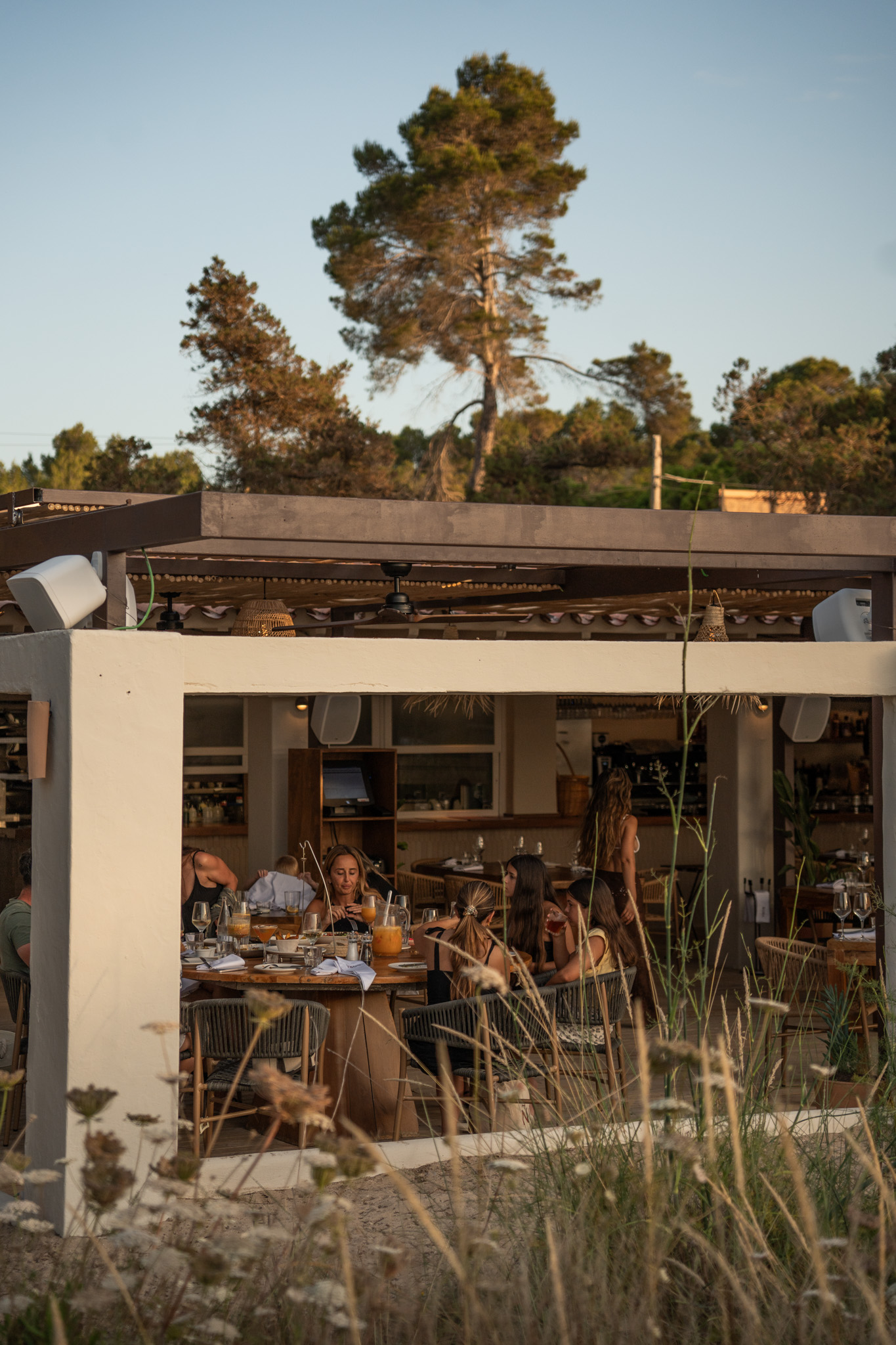 Ñora Beach Ibiza: strandrestaurant en ligbedden aan Port des Torrent 10 Het gebouw van Ñora Beach gezien vanaf het strand van Port des Torrent