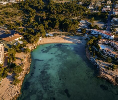 De baai van Port des Torrent op Ibiza vanuit de lucht, met Ñora Beach aan het zand