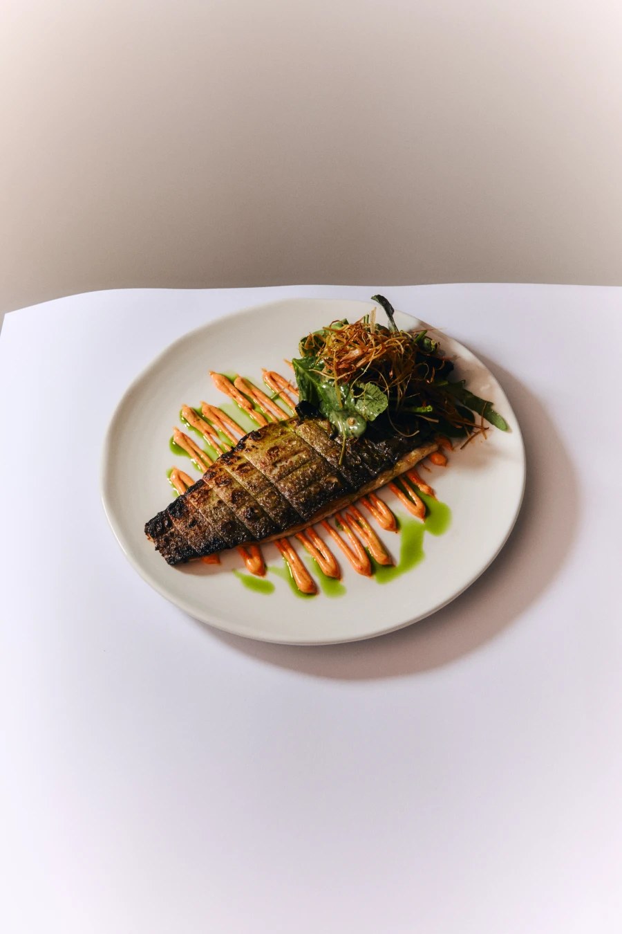 NU Mallorca: beachclub en restaurant op Playa de Muro (baai van Alcúdia) 4 Gegrilde vis op een bord bij NU Mallorca