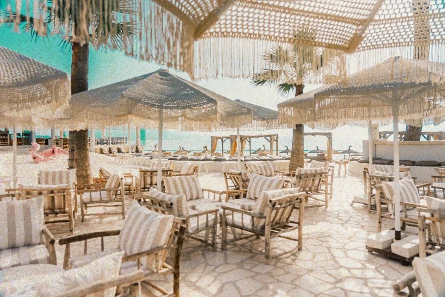 NU Mallorca: beachclub en restaurant op Playa de Muro (baai van Alcúdia) 1 Het terras met parasols en tafels van NU Mallorca aan het strand van Playa de Muro