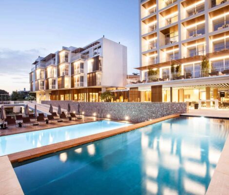 Het zwembad van Ocean Drive Talamanca aan de baai van Talamanca op Ibiza