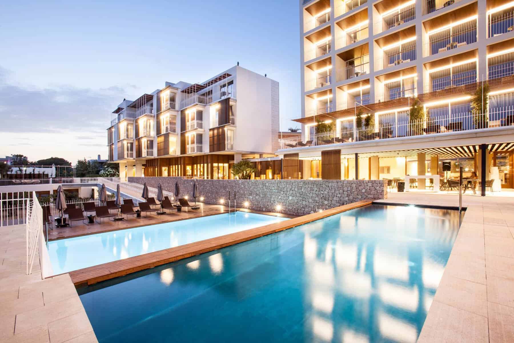 Het zwembad van Ocean Drive Talamanca aan de baai van Talamanca op Ibiza