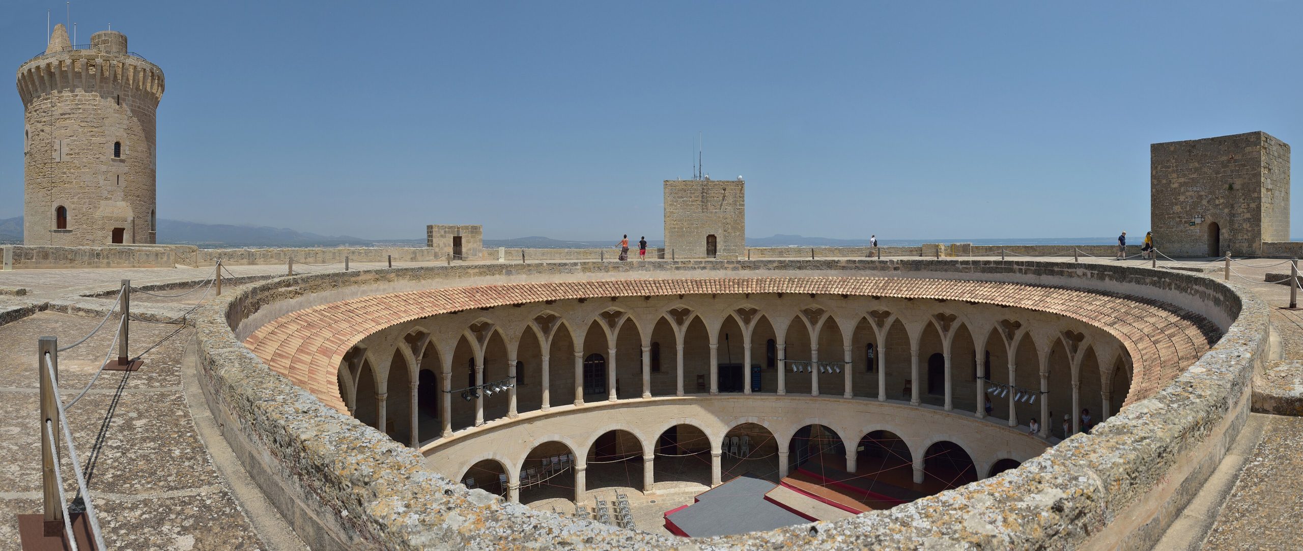 Gomila Palma: studio’s met dakzwembad 1 De ronde binnenplaats van Castell de Bellver in Palma de Mallorca