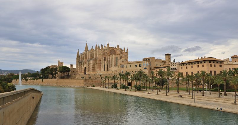 De kathedraal La Seu van Palma de Mallorca boven de vestingmuur, gezien vanaf het water van het Parc de la Mar