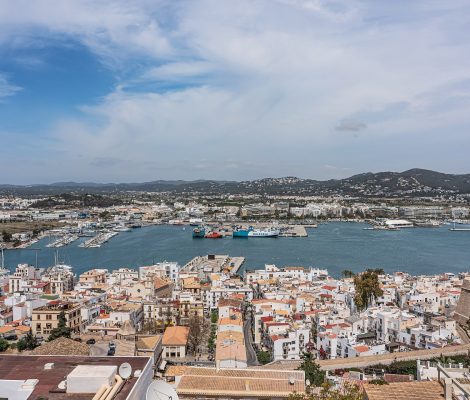 Uitzicht vanaf Dalt Vila over La Marina en de haven van Ibiza-stad