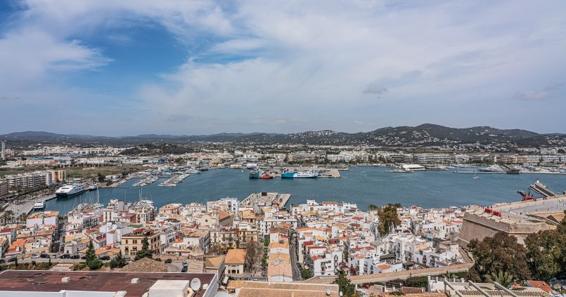 Uitzicht vanaf Dalt Vila over La Marina en de haven van Ibiza-stad