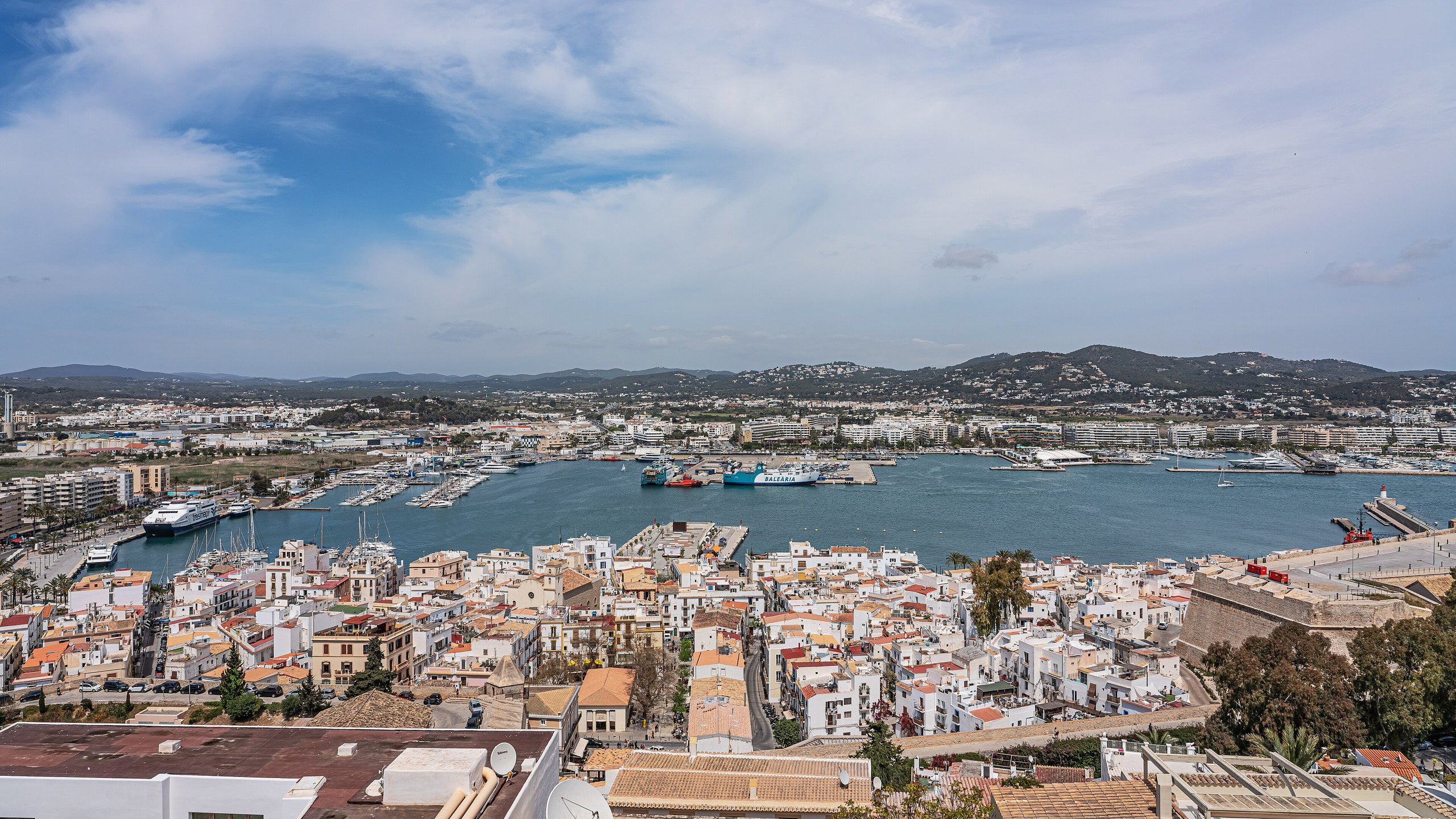 Uitzicht vanaf Dalt Vila over La Marina en de haven van Ibiza-stad