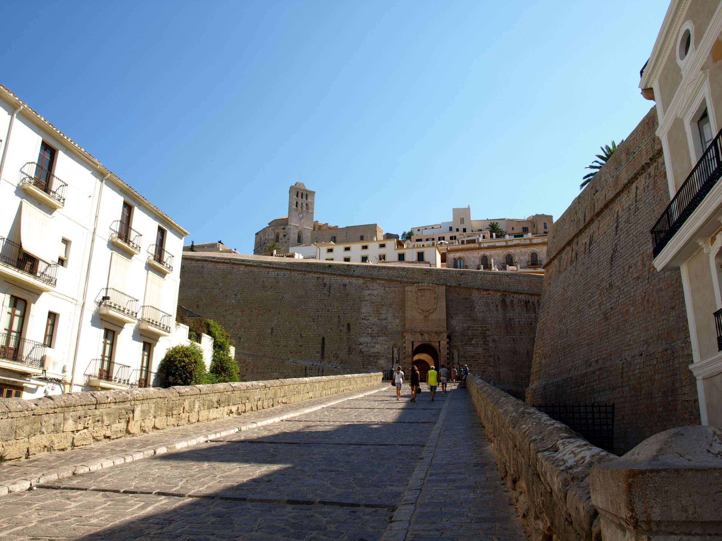 BG Nautico Ebeso: strandhotel bij Ibiza-stad 6 De Portal de ses Taules, de hoofdpoort van Dalt Vila in Ibiza-stad