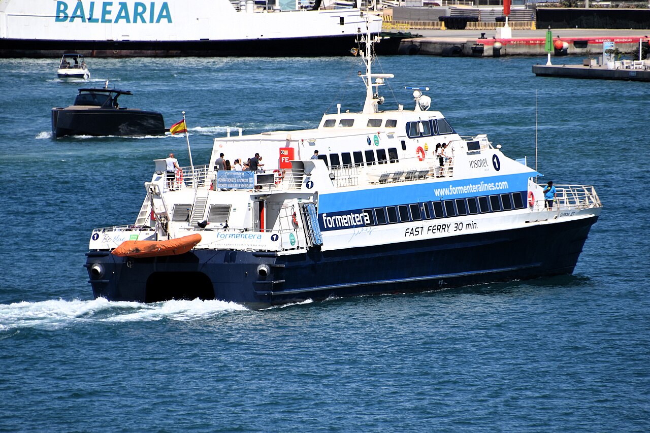 Een snelle veerboot naar Formentera verlaat de haven van Ibiza