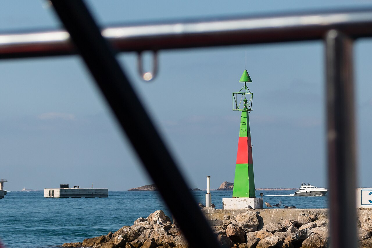 Het groene havenlicht op de pier van Ibiza-stad