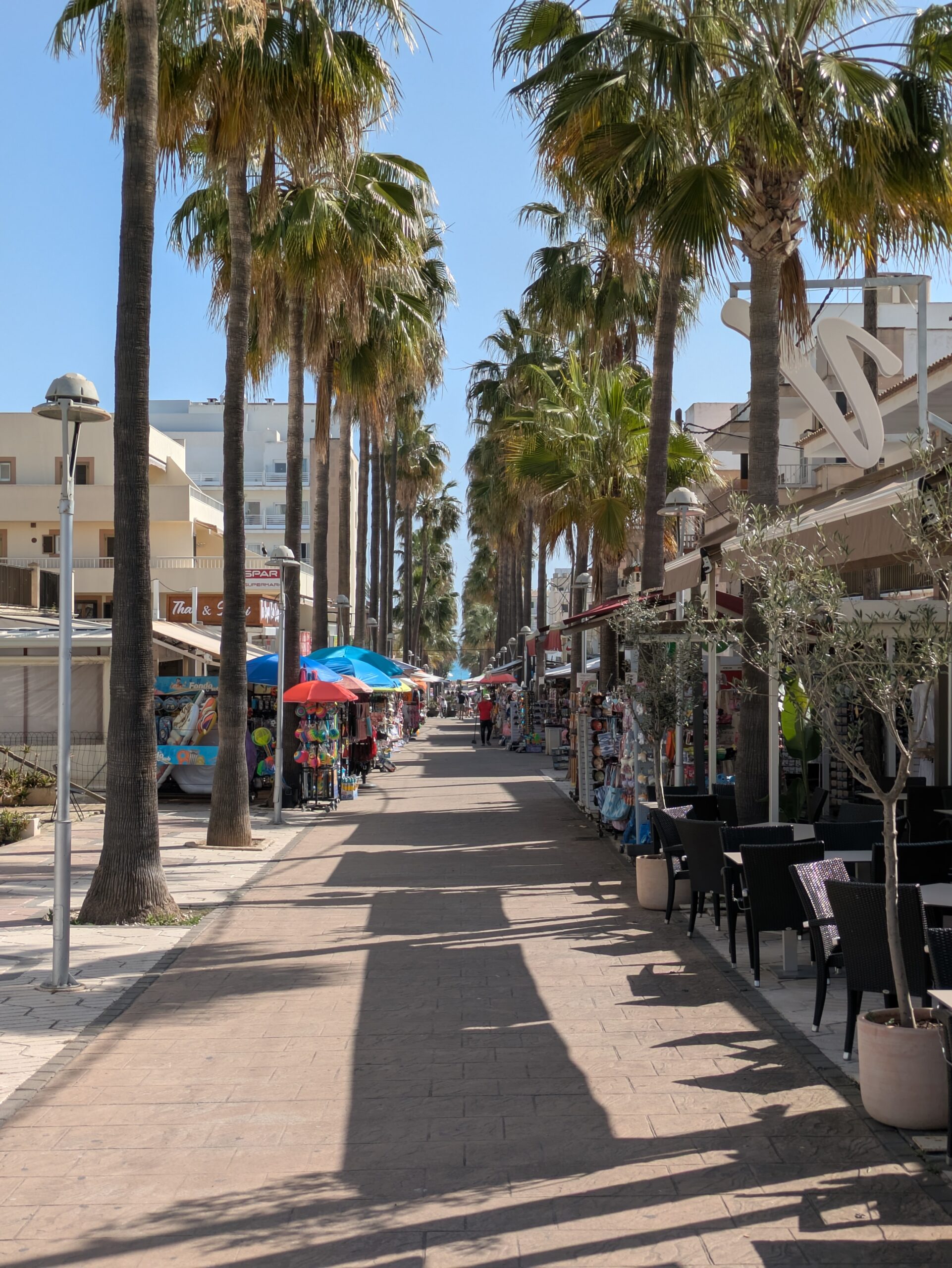 Straat in de badplaats Can Picafort op Mallorca