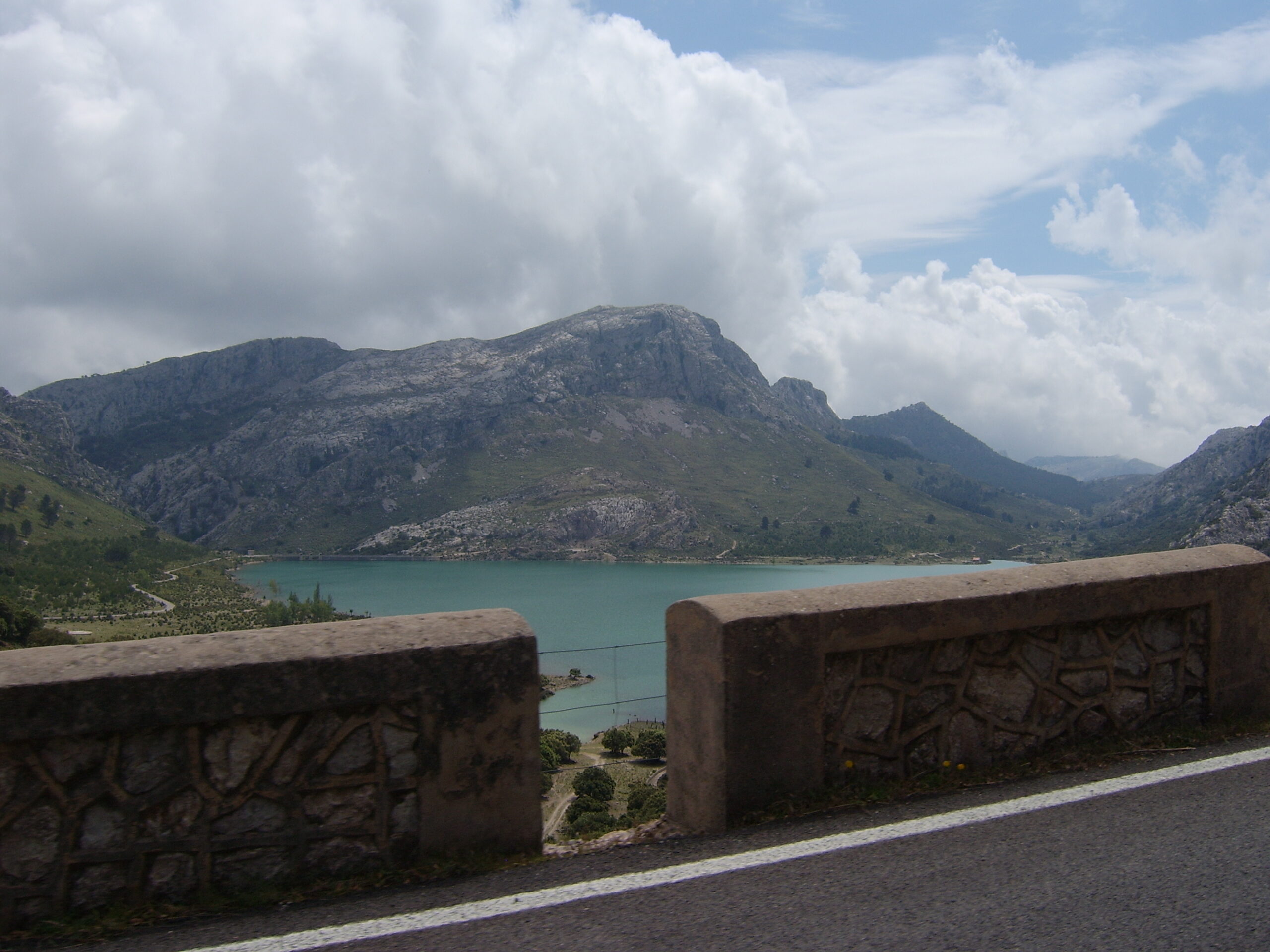 Serra de Tramuntana op Mallorca met smalle bergweg