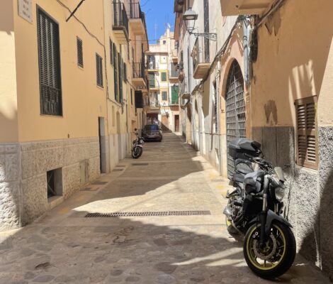 Geparkeerde auto's in een smalle straat op Mallorca