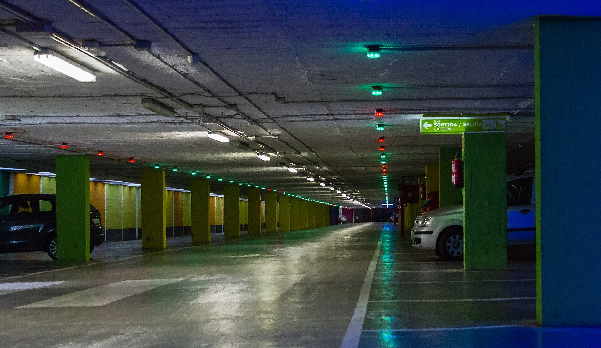 Parkeergarage onder het Parc de la Mar in Palma met groene en rode lampjes voor vrije plekken en een bord naar de kathedraal