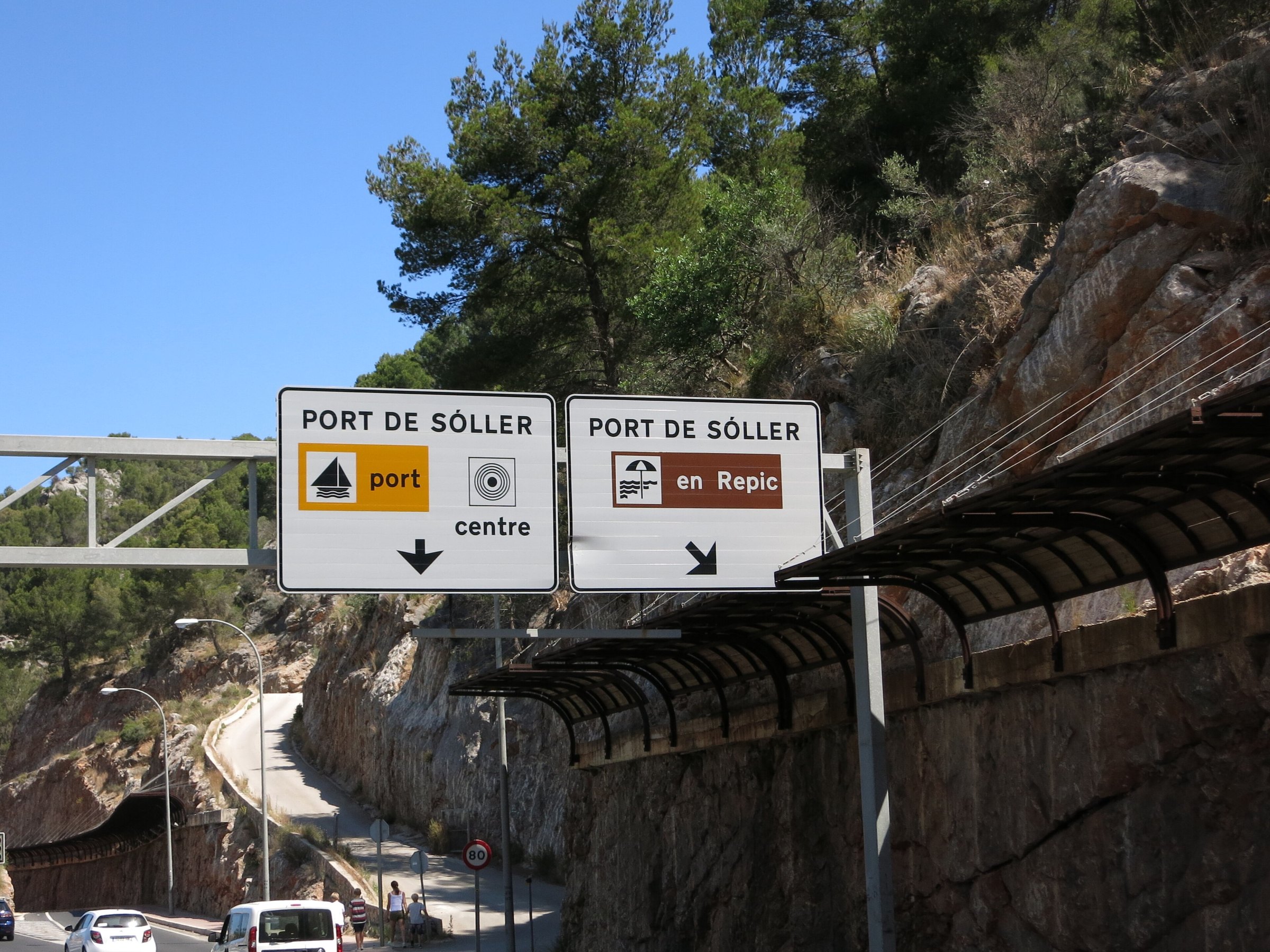 Wegwijzers in Port de Sóller naar het centrum en de haven en naar de Platja d'en Repic