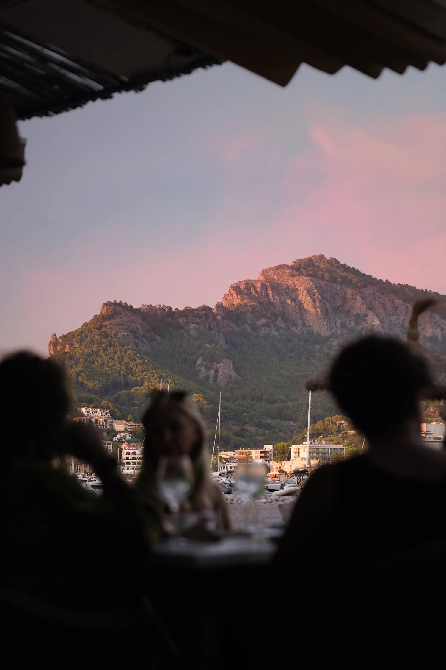 Zonsondergang boven de baai van Port de Sóller met de bergen op de achtergrond bij Patiki Beach
