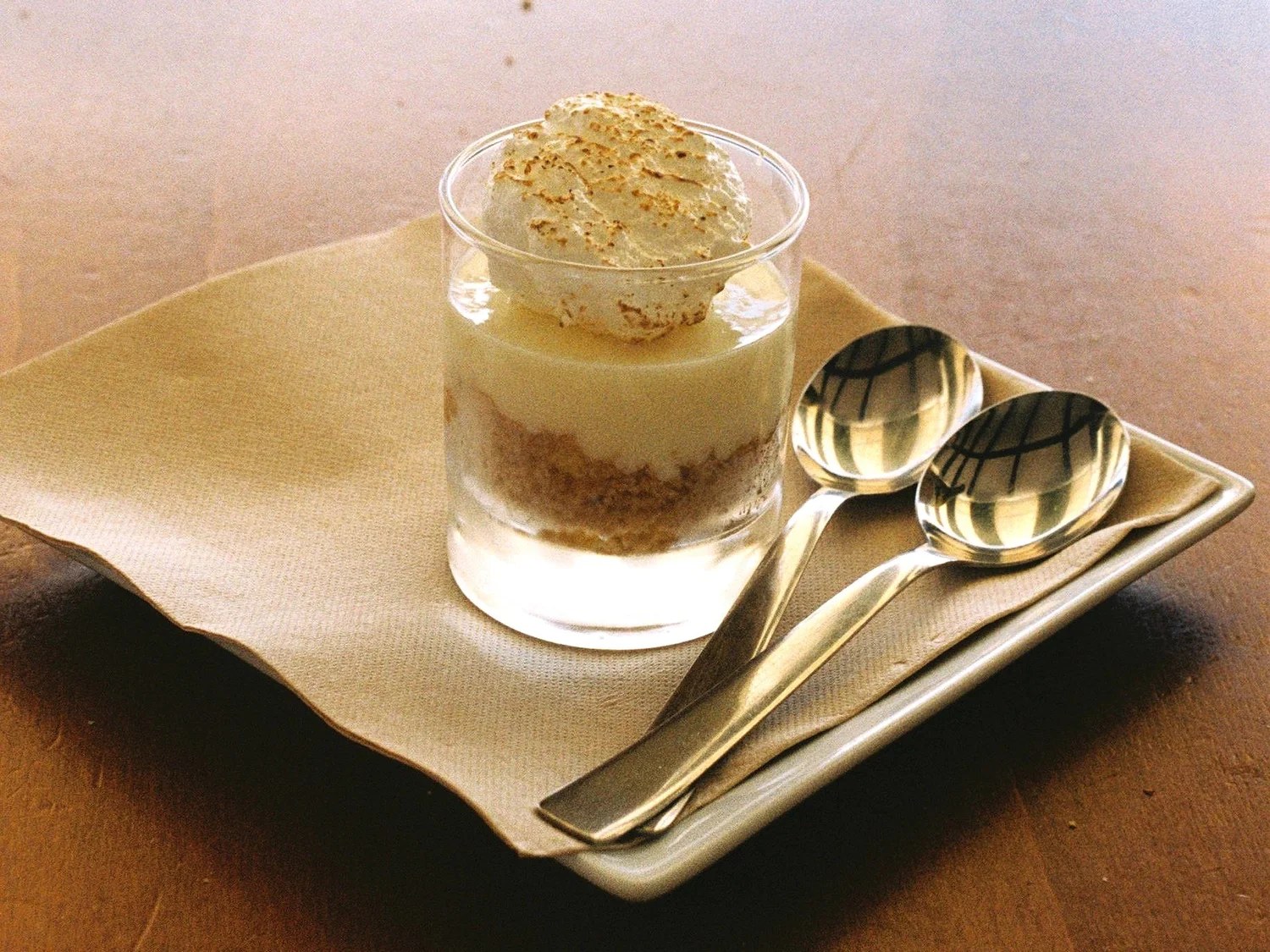 Dessert in een glas met twee lepels bij Paupa op Menorca