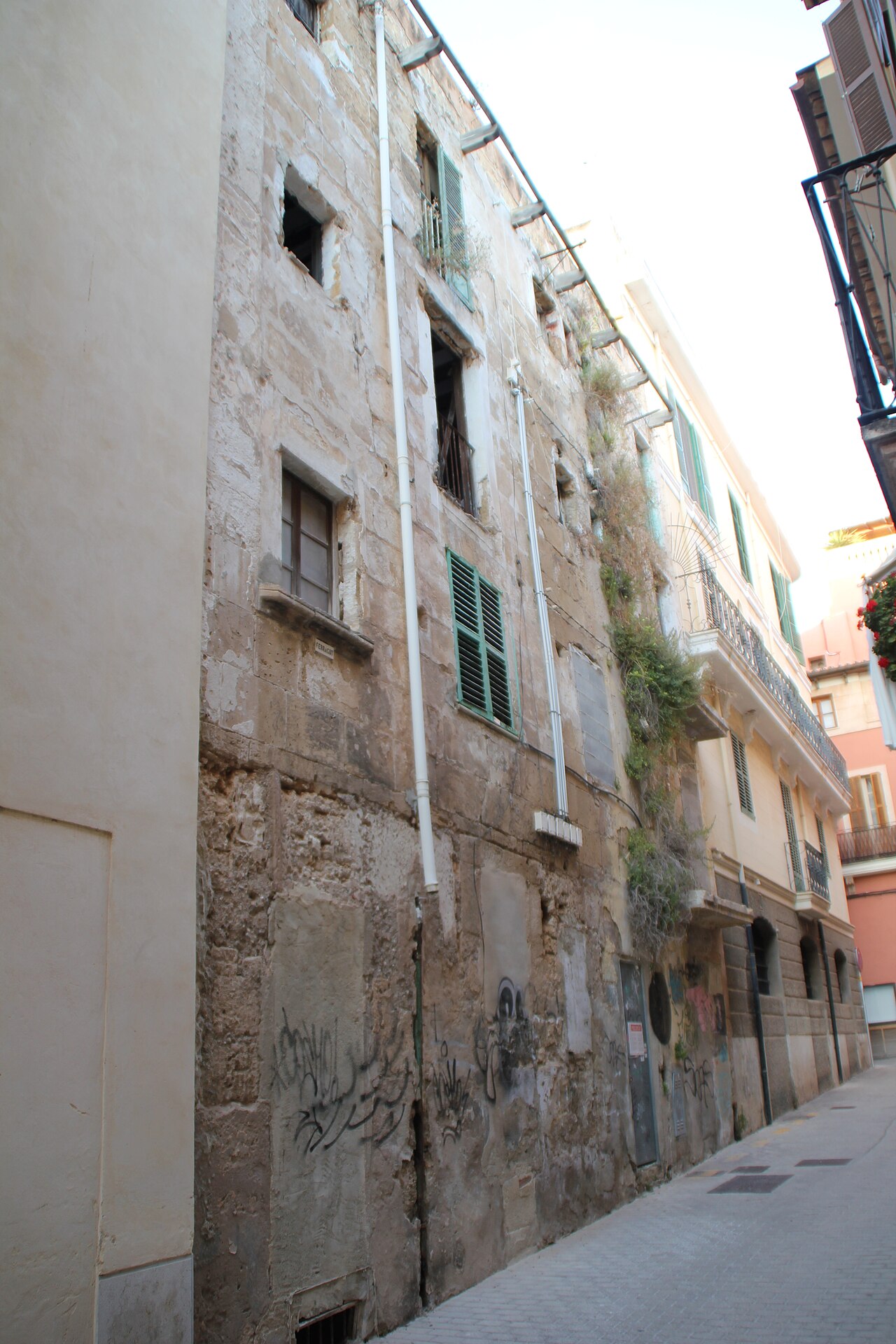Plaça de la Porta des Camp in Palma: het plein bij de verdwenen stadspoort 3 Carrer Capellans in Sa Calatrava, met gepleisterde gevels