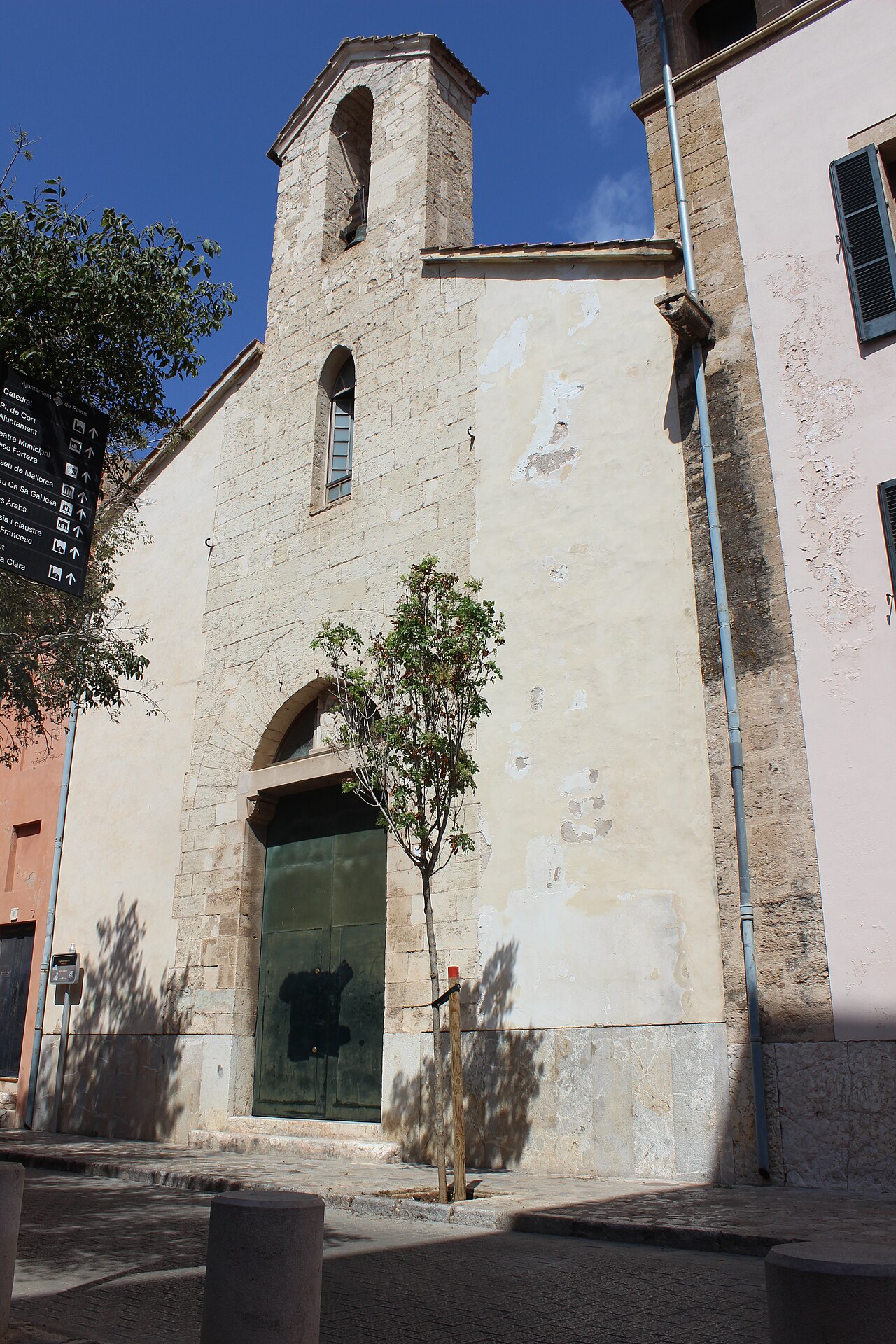 Plaça de la Porta des Camp in Palma: het plein bij de verdwenen stadspoort 4 De gevel van de kerk van Santa Fe vlak bij het plein
