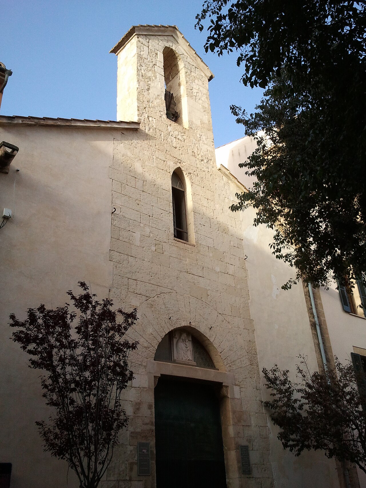 Plaça de la Porta des Camp in Palma: het plein bij de verdwenen stadspoort 5 De kerk van Santa Fe van opzij gezien