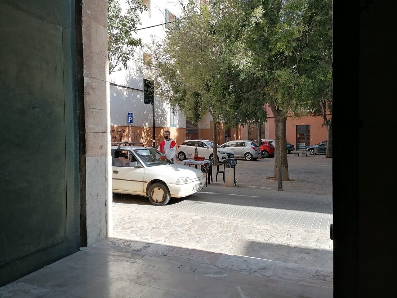 Plaça de la Porta des Camp in Palma: het plein bij de verdwenen stadspoort 7 Het plein gezien door een poort tijdens de Beneïdes de Sant Cristòfol