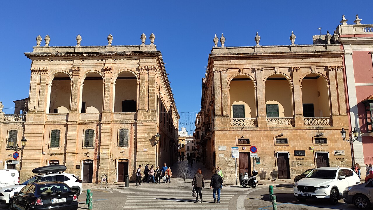 De Plaça des Born in Ciutadella, waar op maandag en vrijdag markt is