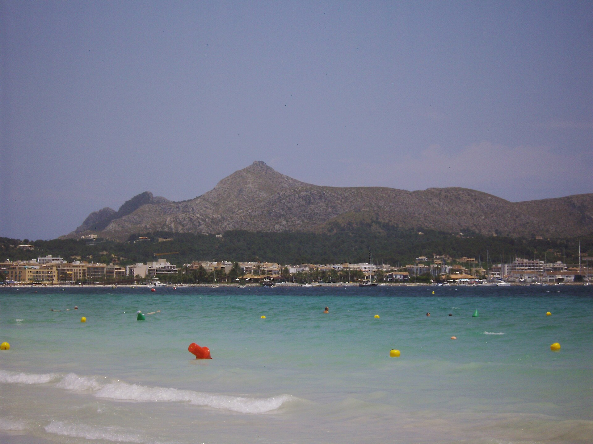 De baai van Alcúdia op Mallorca vanaf het strand