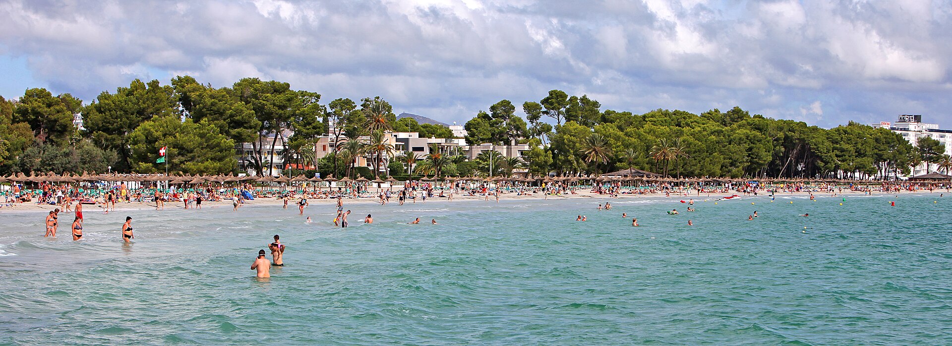 Het ondiepe water van Platja d'Alcúdia op Mallorca
